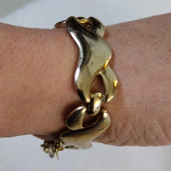 Monet beautiful faux gold linked bracelet. - Picture 2 of 8